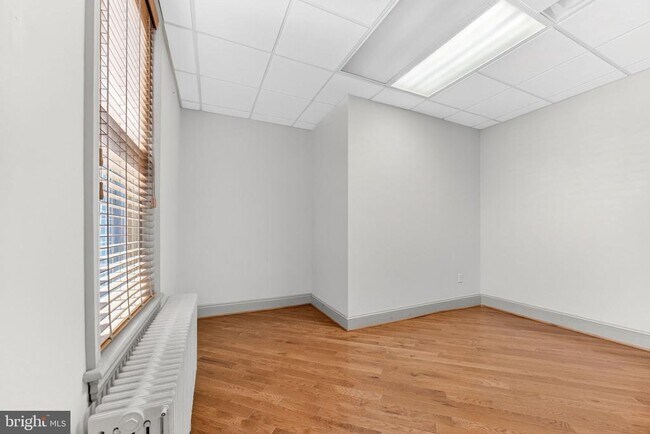Building Photo - 401 W Broad St