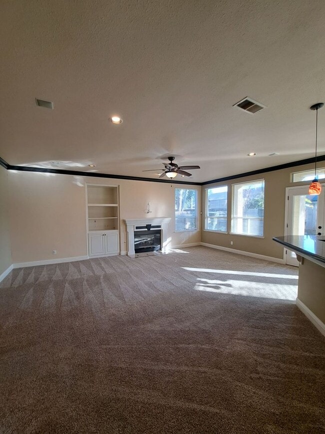 Building Photo - Spacious 5-Bedroom Fresno Home with Garage and Backyard!