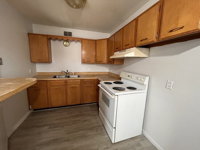 Building Photo - 320 Landing