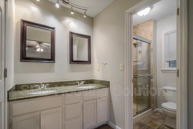 Building Photo - 405 SE Dales Ct