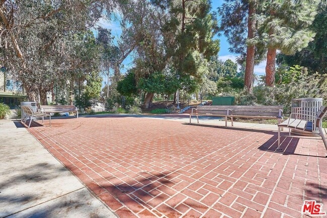 Building Photo - 860 S Lucerne Blvd