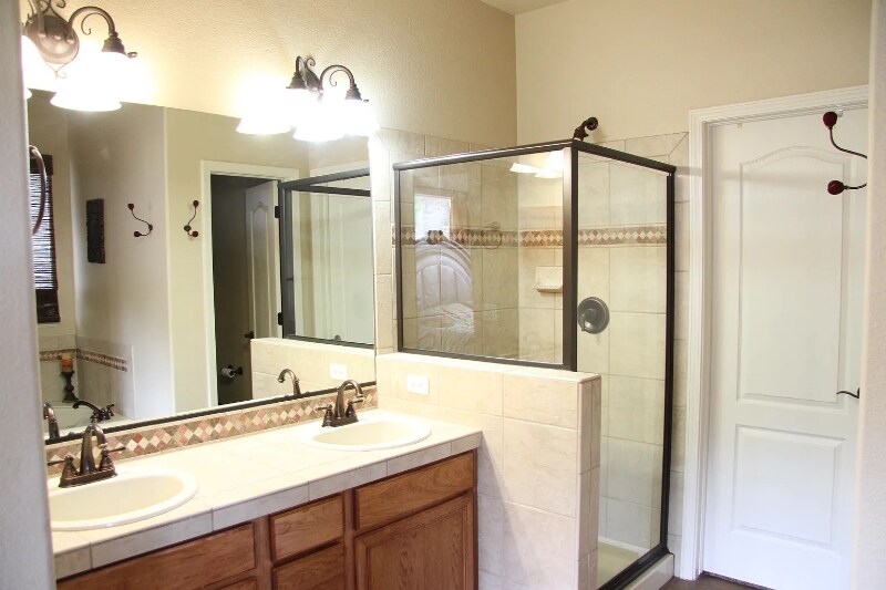 Building Photo - 2424 Sierra Oak Dr