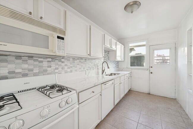 Building Photo - 1556 S Beverly Glen Blvd