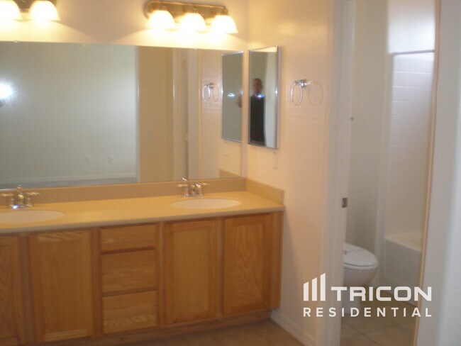 Building Photo - 15613 N Poppy St