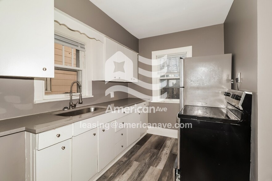 Building Photo - 1002 E Victoria St