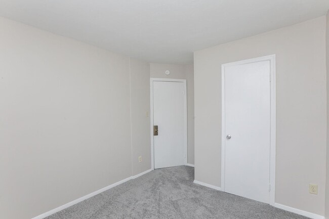 Building Photo - Updated 3BR Townhouse in Prime VA Beach Lo...