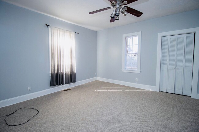 Building Photo - 3 Bedroom, 2 Bath Walking Distance to 5 Po...