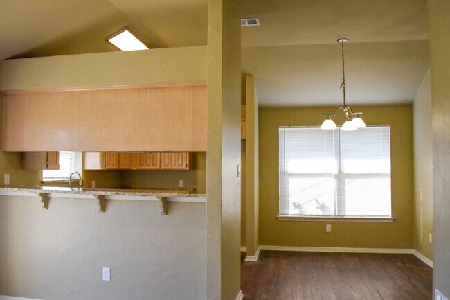 Building Photo - Great 3 Bedroom 2 Bath Roanoke