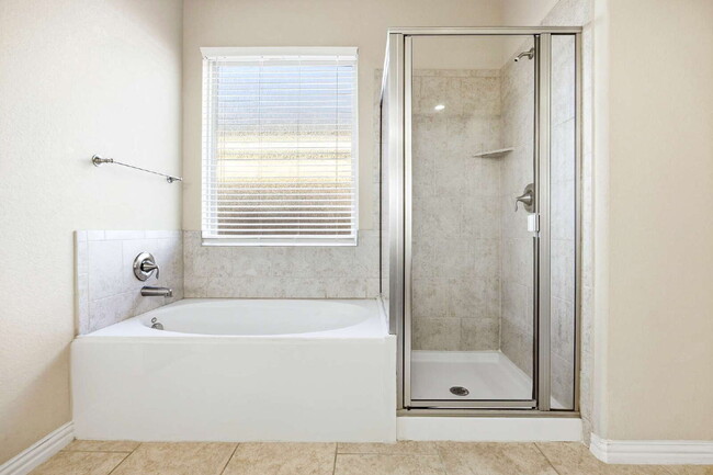 Building Photo - Spacious 4 bed 2.5 bath home available for rent