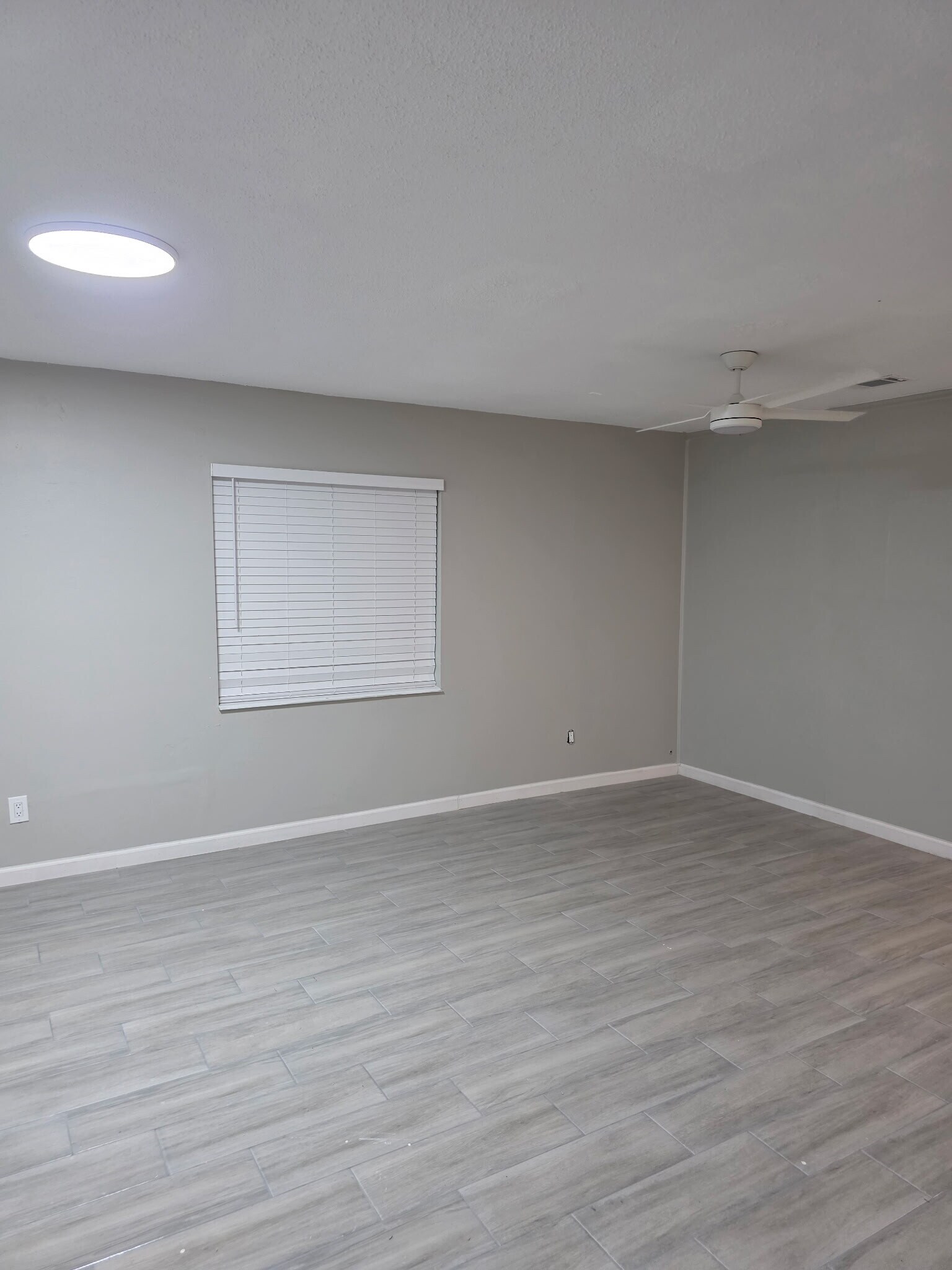 Building Photo - 3044 SE Camino Ave