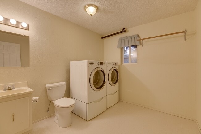 Building Photo - Beautiful 4 bedroom house with large backyard for rent in Sammamish!