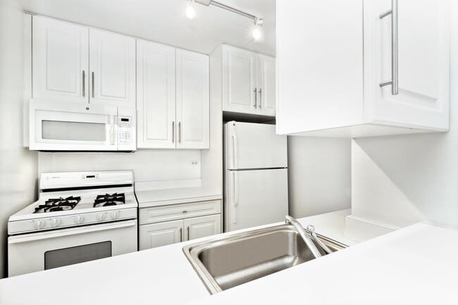 Building Photo - 400 E 71st St
