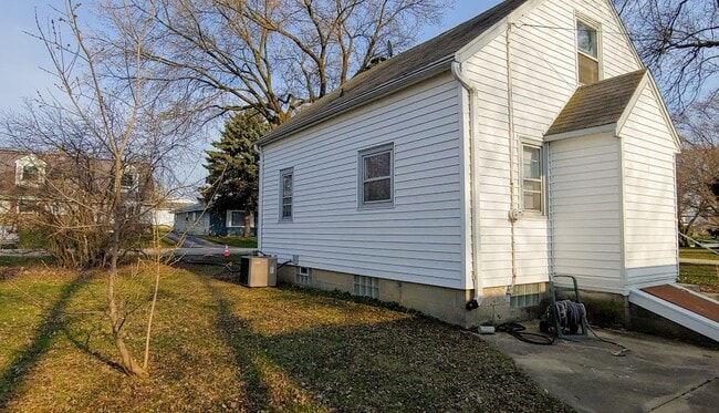 Building Photo - 8900 W Plainfield Ave