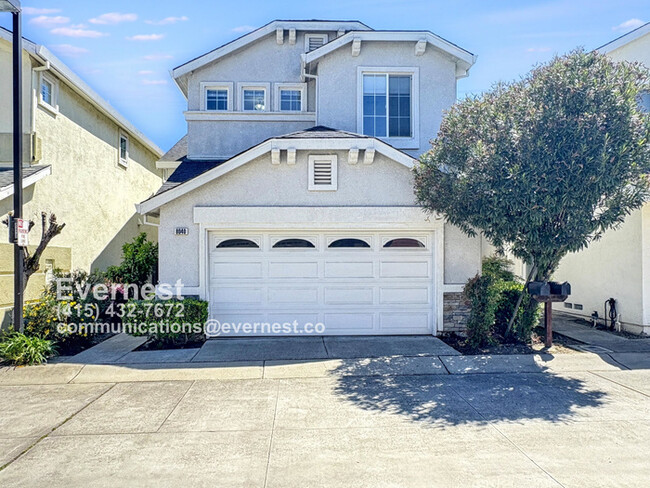 Building Photo - Gorgeous 3-Bedroom Home in a Prime Locatio...