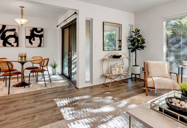 Building Photo - Downtown Bellevue 2 Bedroom 1.5 Bath 2 story Condo