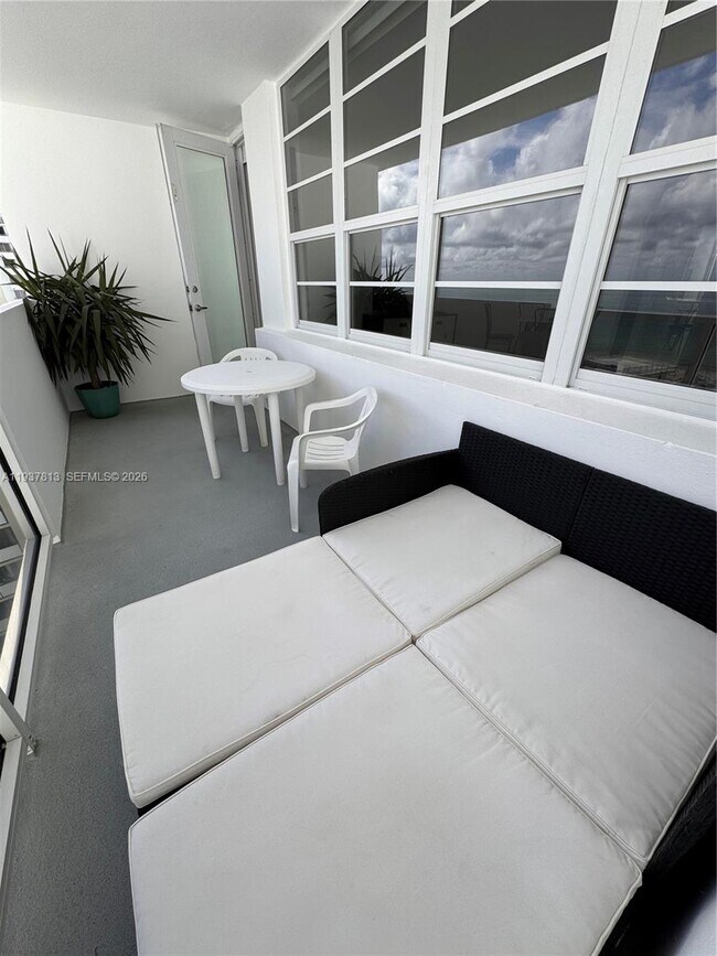 Building Photo - 100 Lincoln Rd