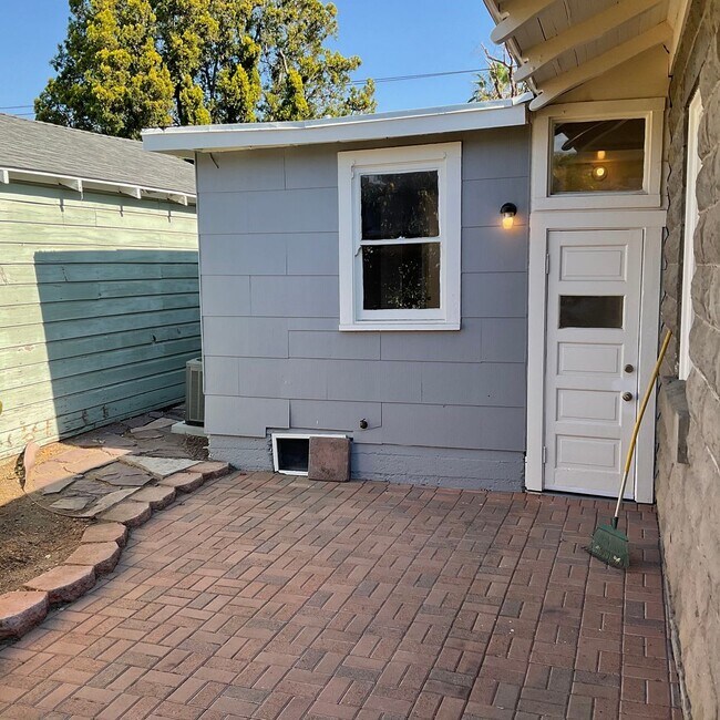 Building Photo - 272 S Grand St