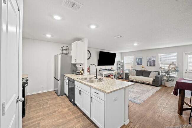 Building Photo - 923 Empress Brilliant