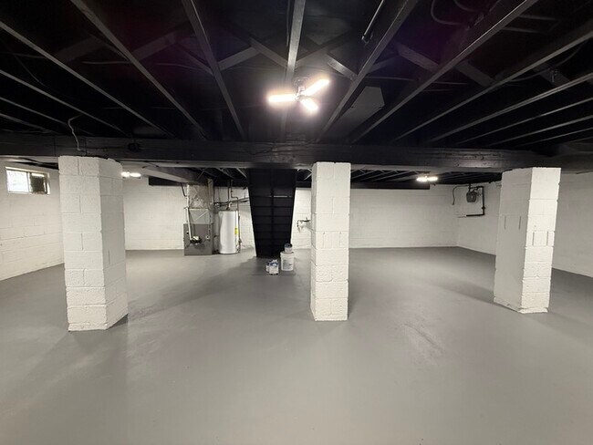 Building Photo - 36 Collins Ln