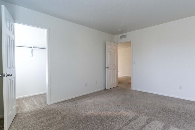 Building Photo - Available NOW! 4 Bedroom 3 Bath Beautiful Home