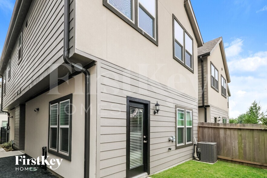 Building Photo - 18334 W Centro Cir