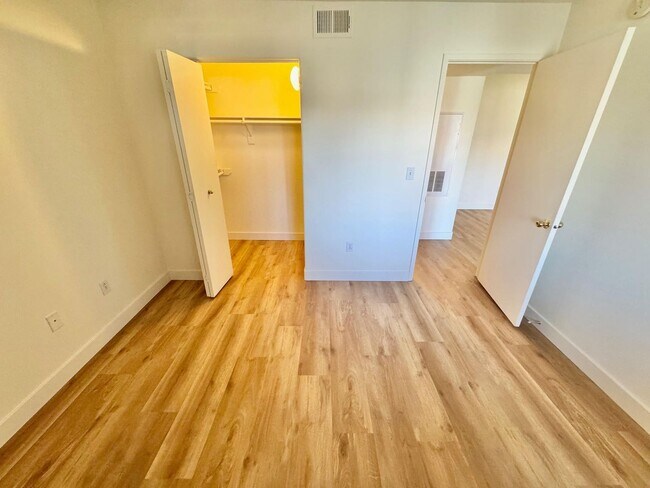 Building Photo - DON'T MISS OUT ON 1 MONTHS RENT FREE: Resort-Style Living in Seven Hills!