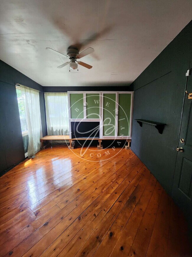Building Photo - Adorable but unique 3+ bedrooms with bonus rooms! Fenced yard!