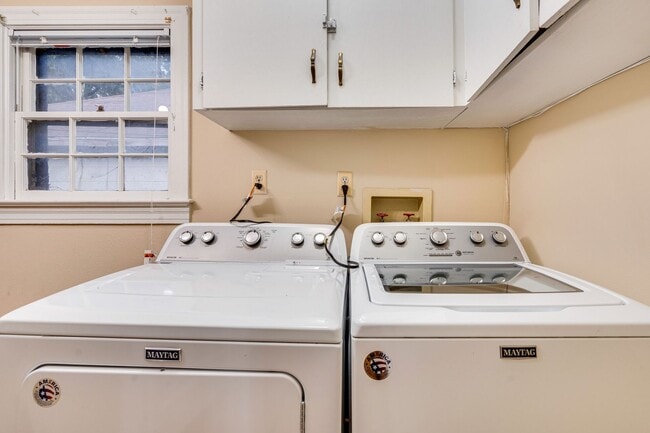 Building Photo - Urban Farmhouse - 2BD/2BA - Work Shop - Hu...