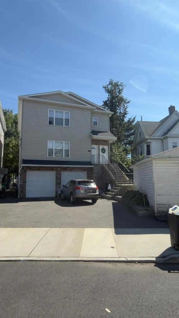Building Photo - 176 Vreeland Ave