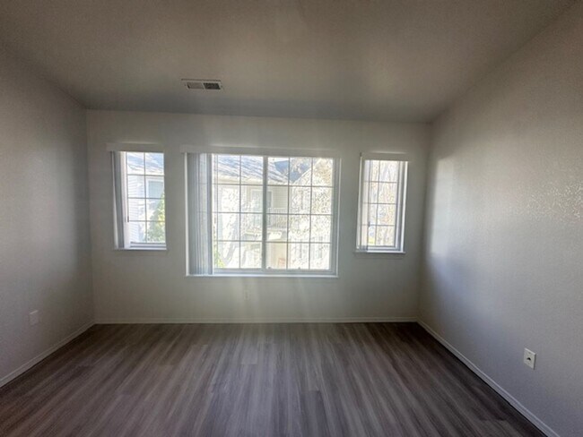 Building Photo - Newly renovated in 2024 2 bedroom 2 bathroom apartment available soon.