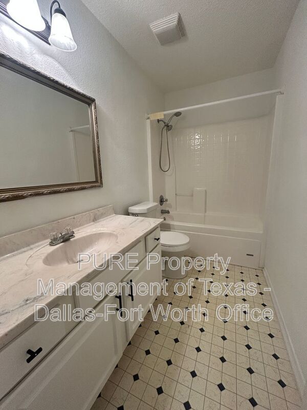 Building Photo - 5945 Ravenya St