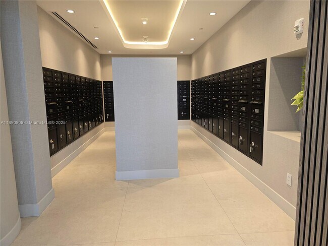 Building Photo - 700 NE 24th St