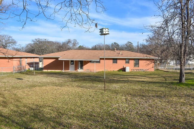 Building Photo - 1805 Waterloo Ave