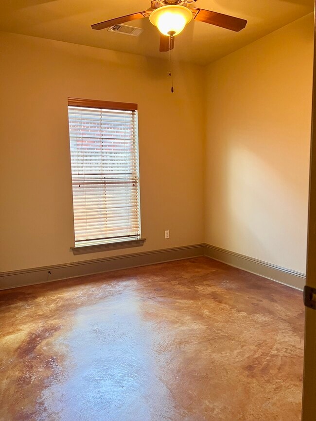 Building Photo - 3266 Northlake Ave