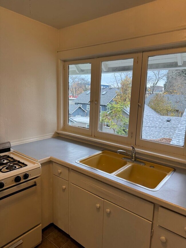 Building Photo - Studio in Downtown Eugene