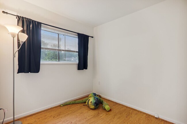 Building Photo - Kensington Terrace - patio level & parking