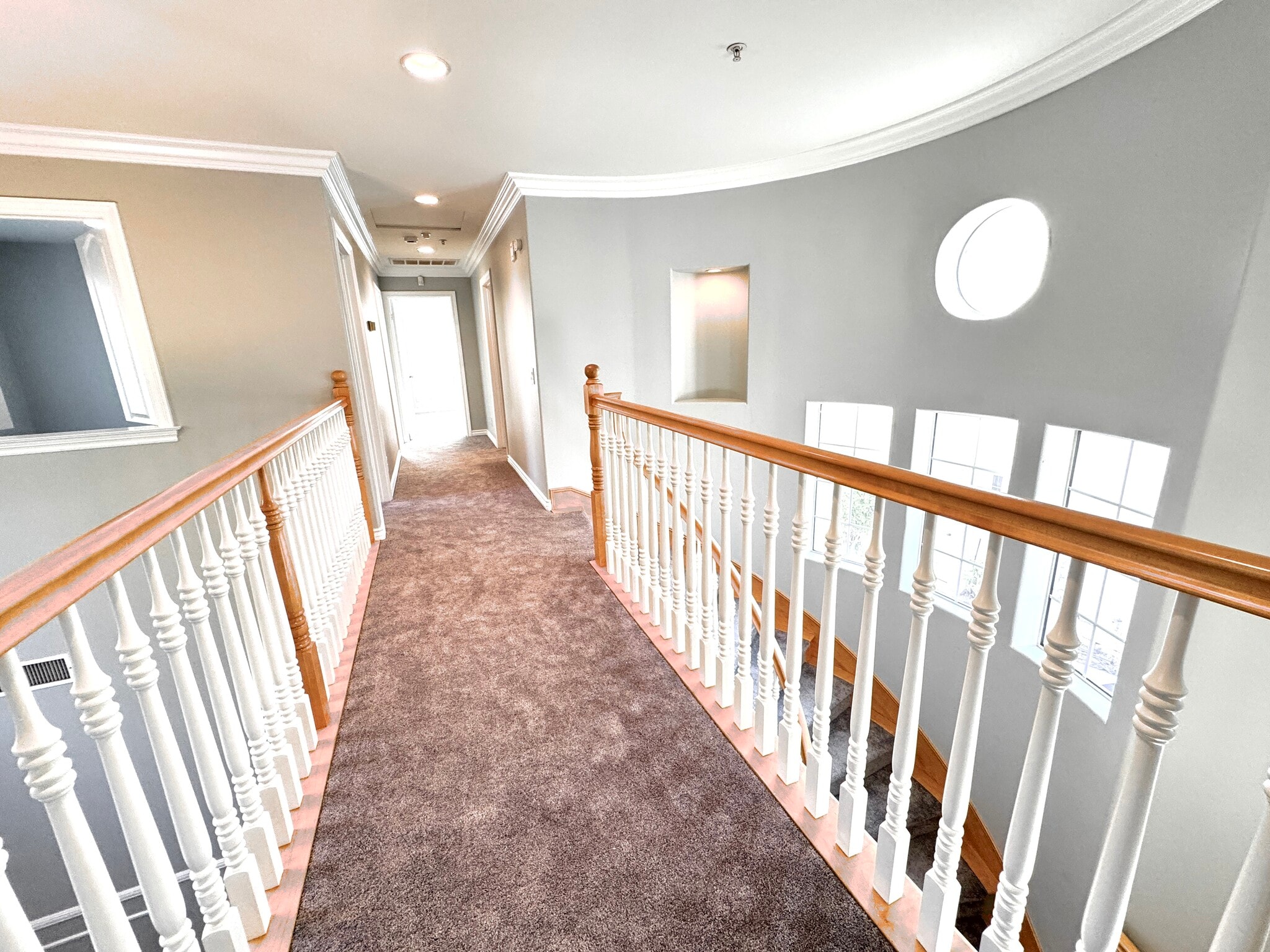 Upstairs corridor - 27 Hampton Ct