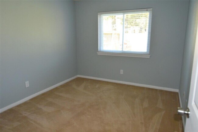 Building Photo - 15030 Vistamont Dr