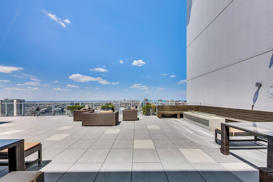 Building Photo - 303 W Ohio St
