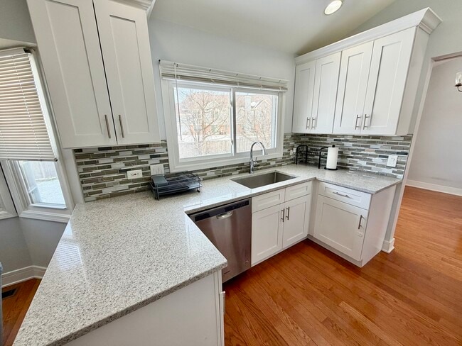 Building Photo - 213 Vintage Ln