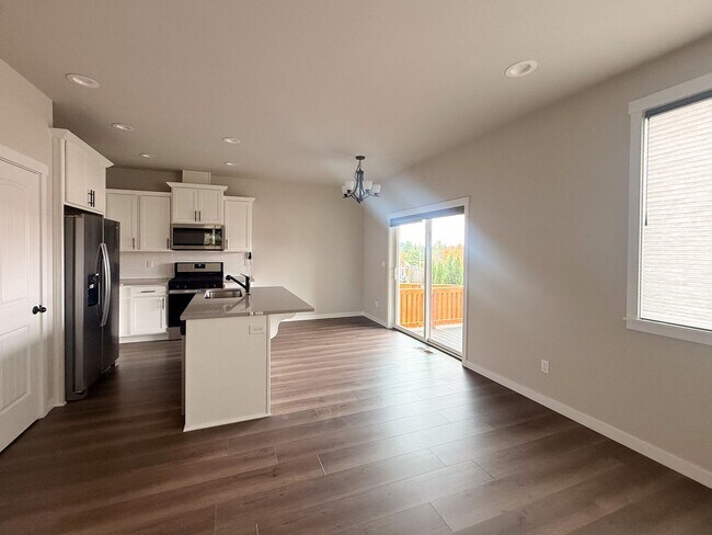 Building Photo - 5590 Mountain Quail Dr S