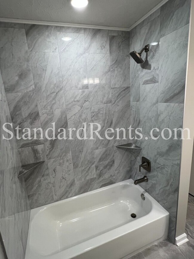 Building Photo - 4072 Plantation Dr