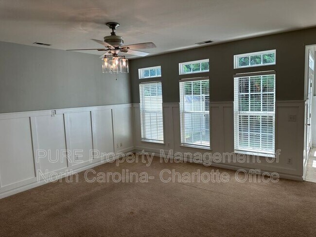 Building Photo - 6033 Queens Walk Ct