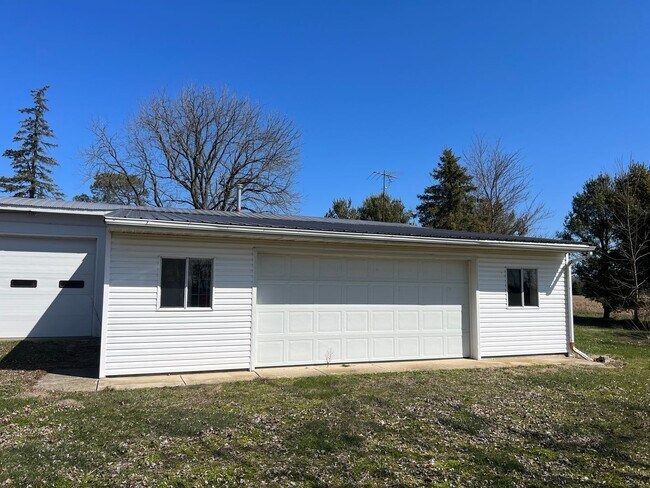 Building Photo - Country living! 1st floor laundry 3+ car garage with work shop