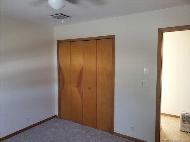 Building Photo - 4203 NE Skyline Dr