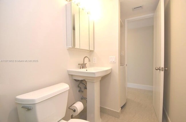 Building Photo - 3701 N Country Club Dr
