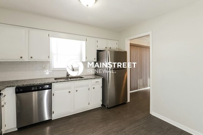 Building Photo - 3 Bedroom Pet-Friendly Home in KANSAS CITY, MO with Main Street Renewal