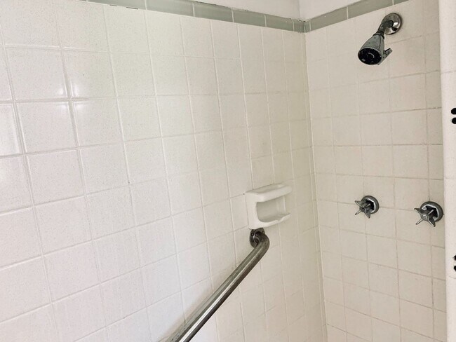 Building Photo - Immaculate home in Broadmoor