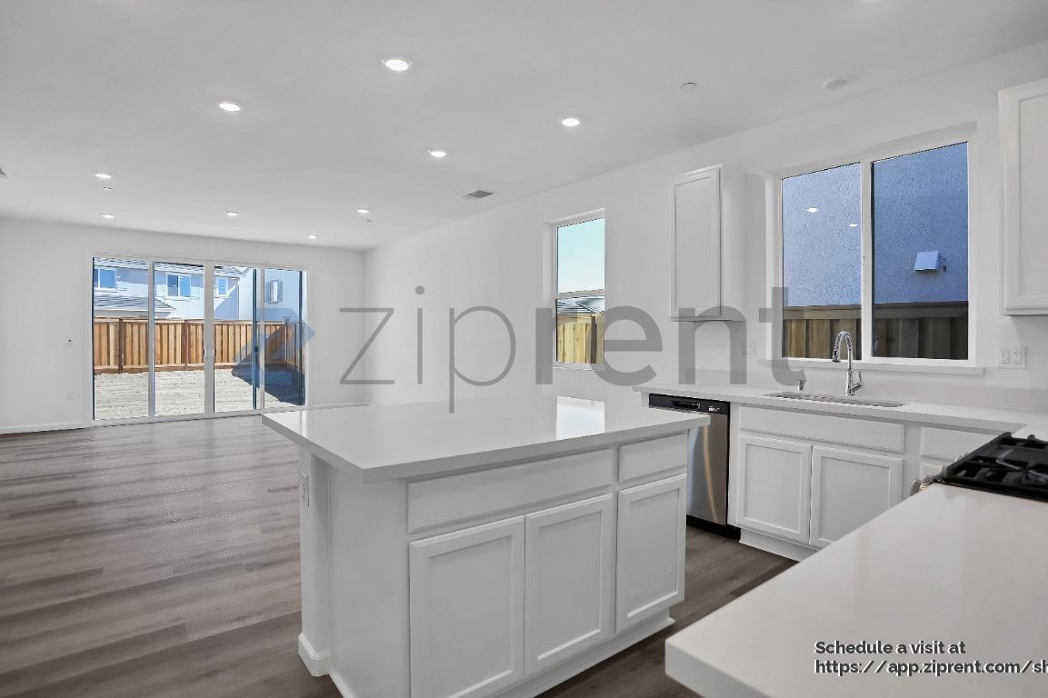 Building Photo - 15474 Hedges Dr