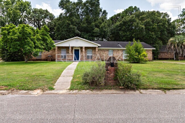 Building Photo - Spacious Brick Home in West Mobile!